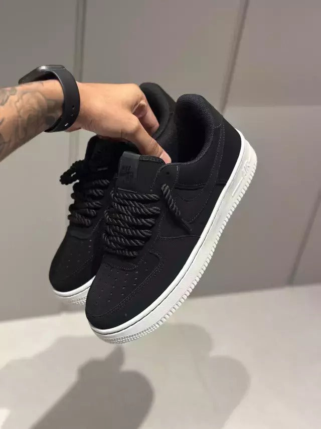 Nike Air Force 1 Low - Preto cadarço em corda